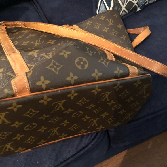 Authentic Louis Vuitton very nice bag. I have had it a while not using … - Picture 7 of 16